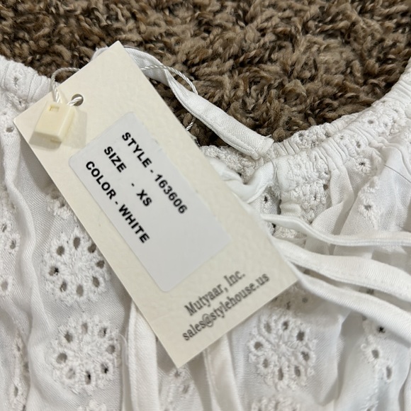 NWT white flowy ruffle top with flower eyelet embroidery - Picture 4 of 4